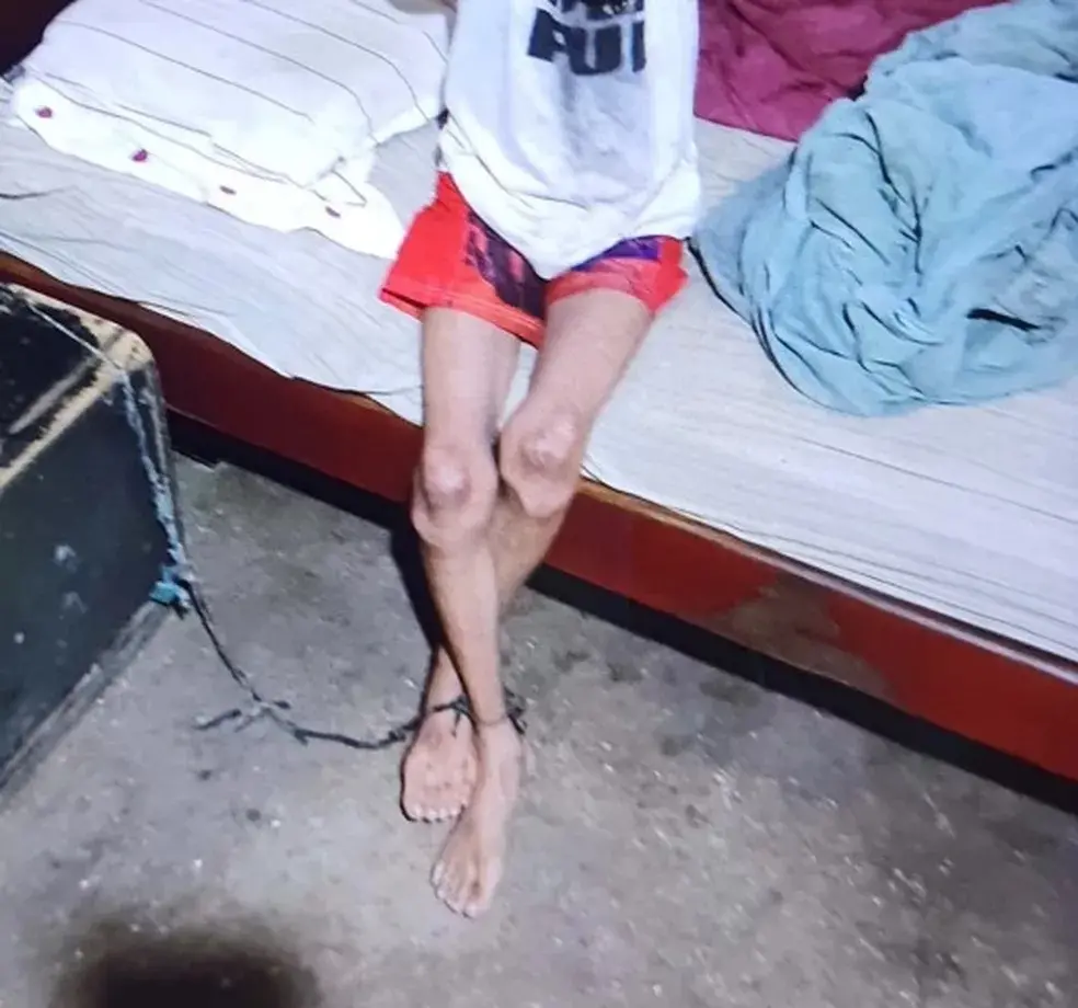 Mãe e filhos eram mantidos amarrados. Eles estão desnutridos.