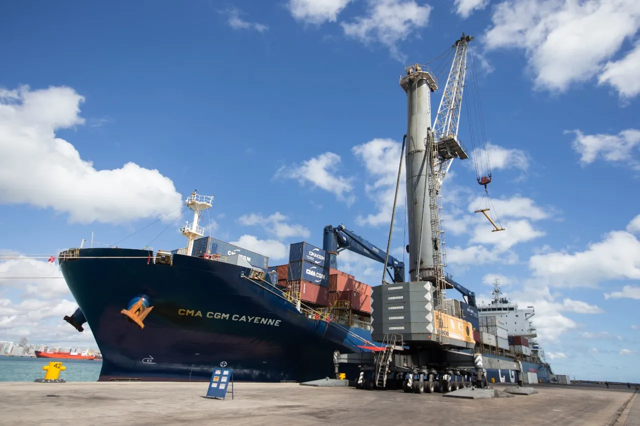 O movimento de importações e exportações é importante para o desenvolvimento econômico