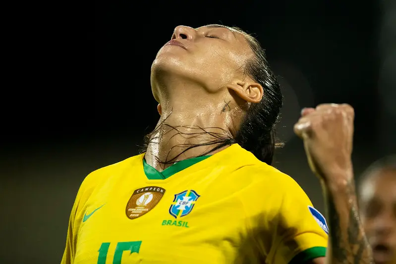 Imagem mostra jogadora de futebol