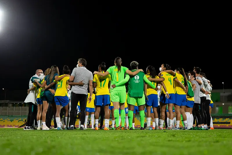 Imagem mostra jogadoras de futebol abraçadas