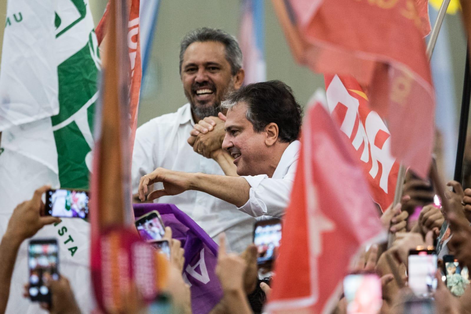 Camilo Santana e Elmano de Freitas são carregados nos braços por apoiadores no Centro de Eventos do Ceará