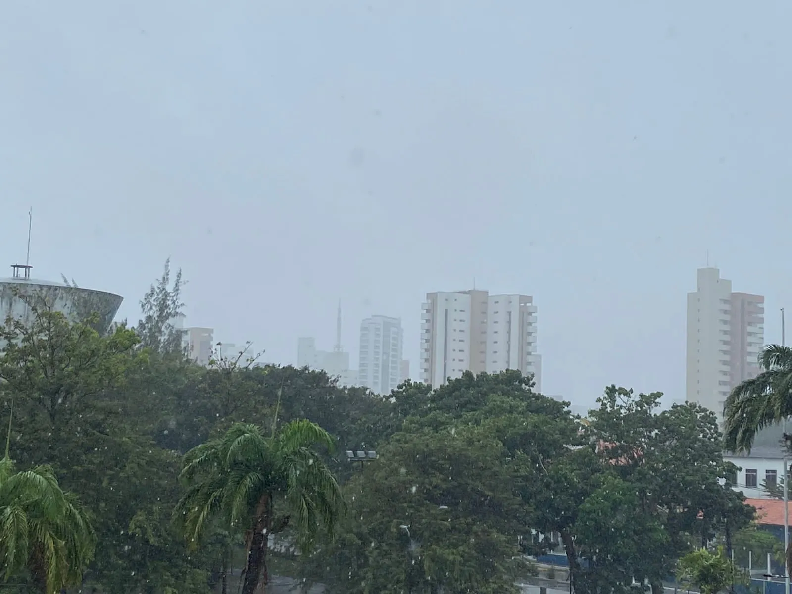 Apesar disso, a previsão da Funceme segue sendo de céu parcialmente nublado