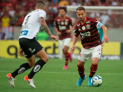 Disputa de bola entre jogadores de Flamengo e Santos