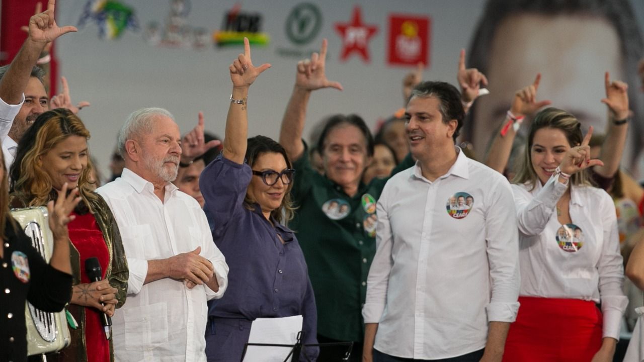 Lula e Eunício Oliveira durante convenção