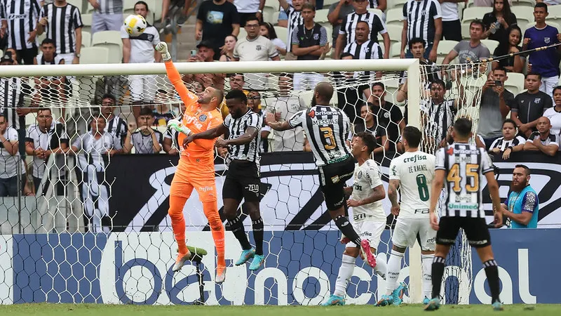 O Ceará foi valente com um jogador a menos e pressionou muito Palmeiras, mas não evitou a derrota