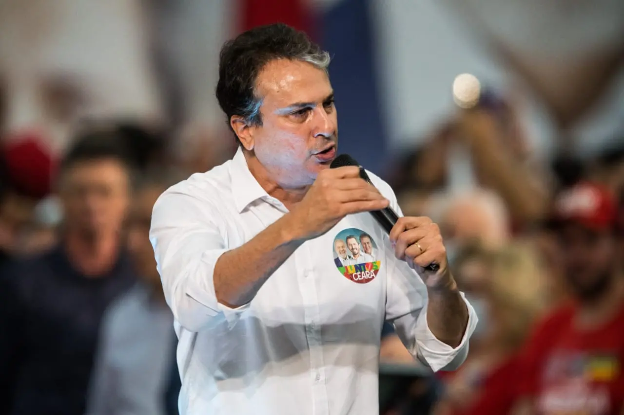 Ex-governador Camilo Santana agradeceu a Cid Gomes e a Izolda Cela