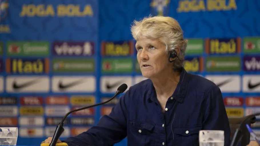 Imagem mostra mulher durante coletiva de imprensa