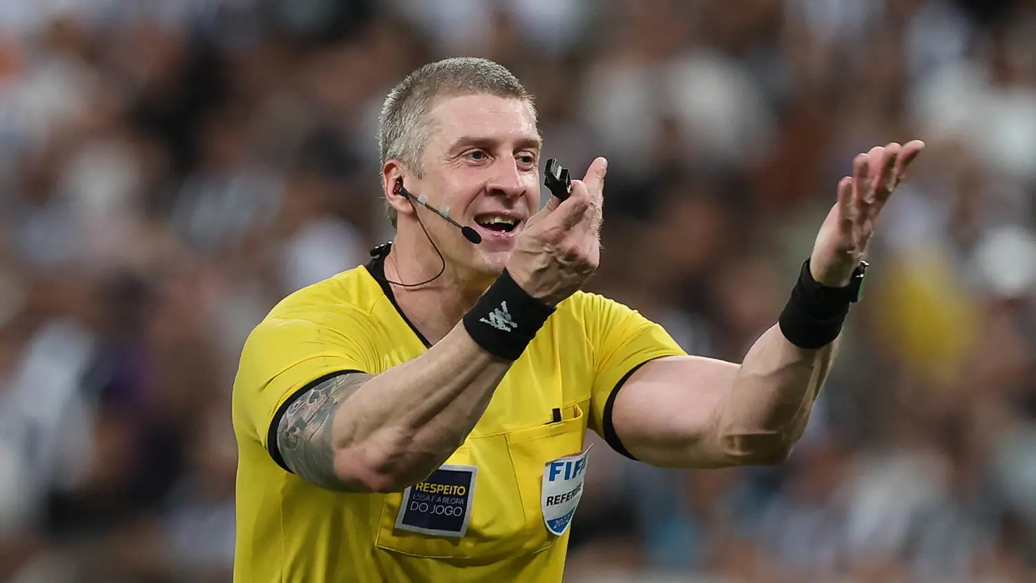 Imagem mostra árbitro de futebol