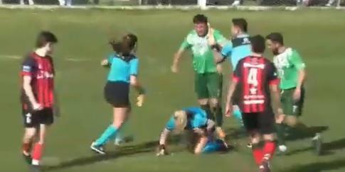 Imagem mostra árbitra agredida caindo no chão