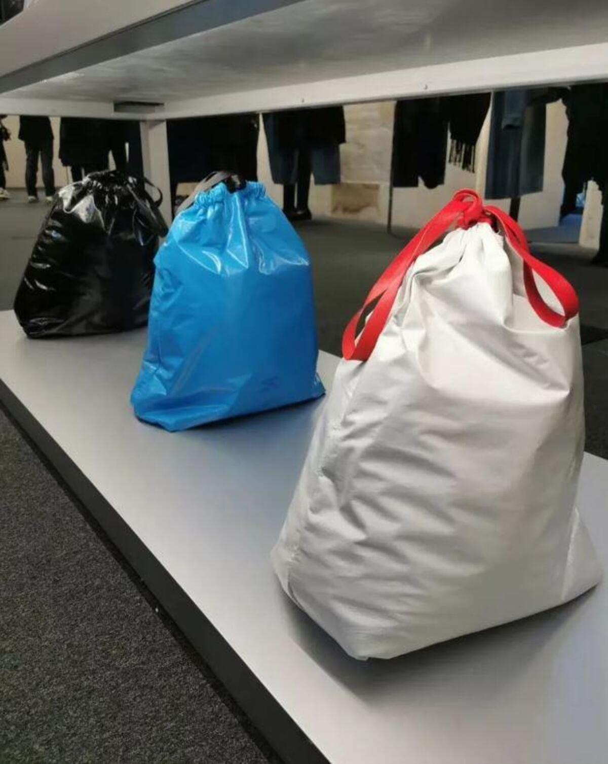 Bolsa inspirada em saco de lixo é vendida por mais de R$ 9 mil pela Balenciaga - Zoeira - Diário do Nordeste