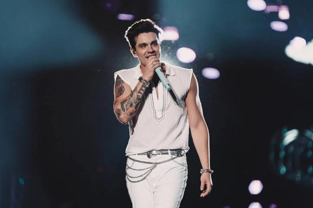 Cantor Luan Santana em uma apresentação em show