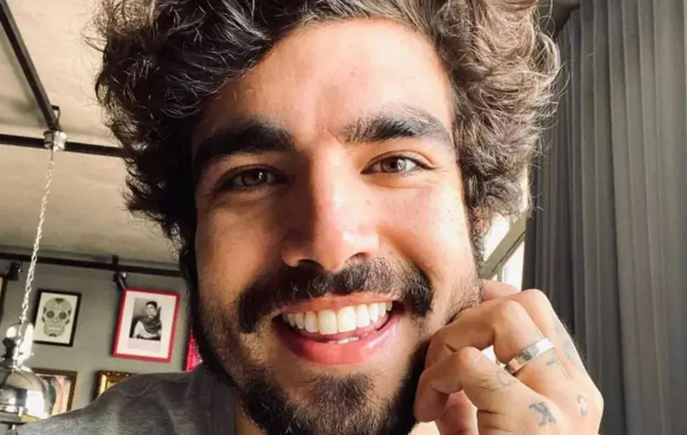 Imagem da notícia: Caio Castro paga jantar para amigos e namorada após polêmica