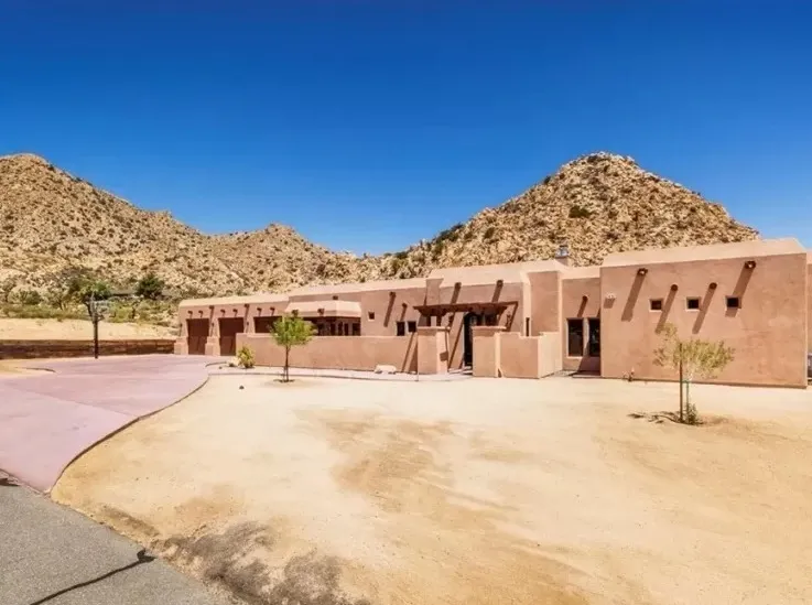 Mansão fica localizada em deserto na Califórnia, nos Estados Unidos