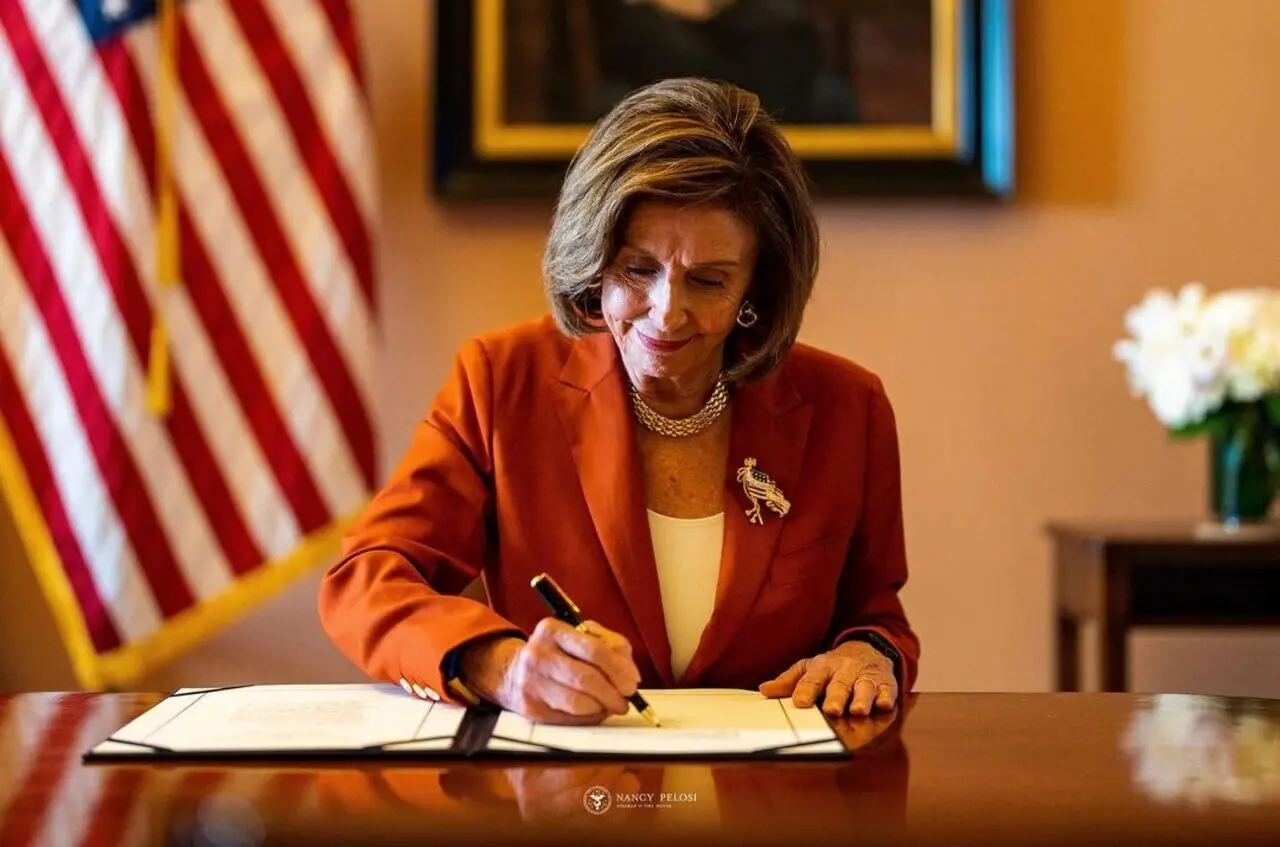 Pelosi tem sido uma firme defensora da segurança nacional dos EUA e uma voz respeitada no exterior na promoção de valores democráticos.