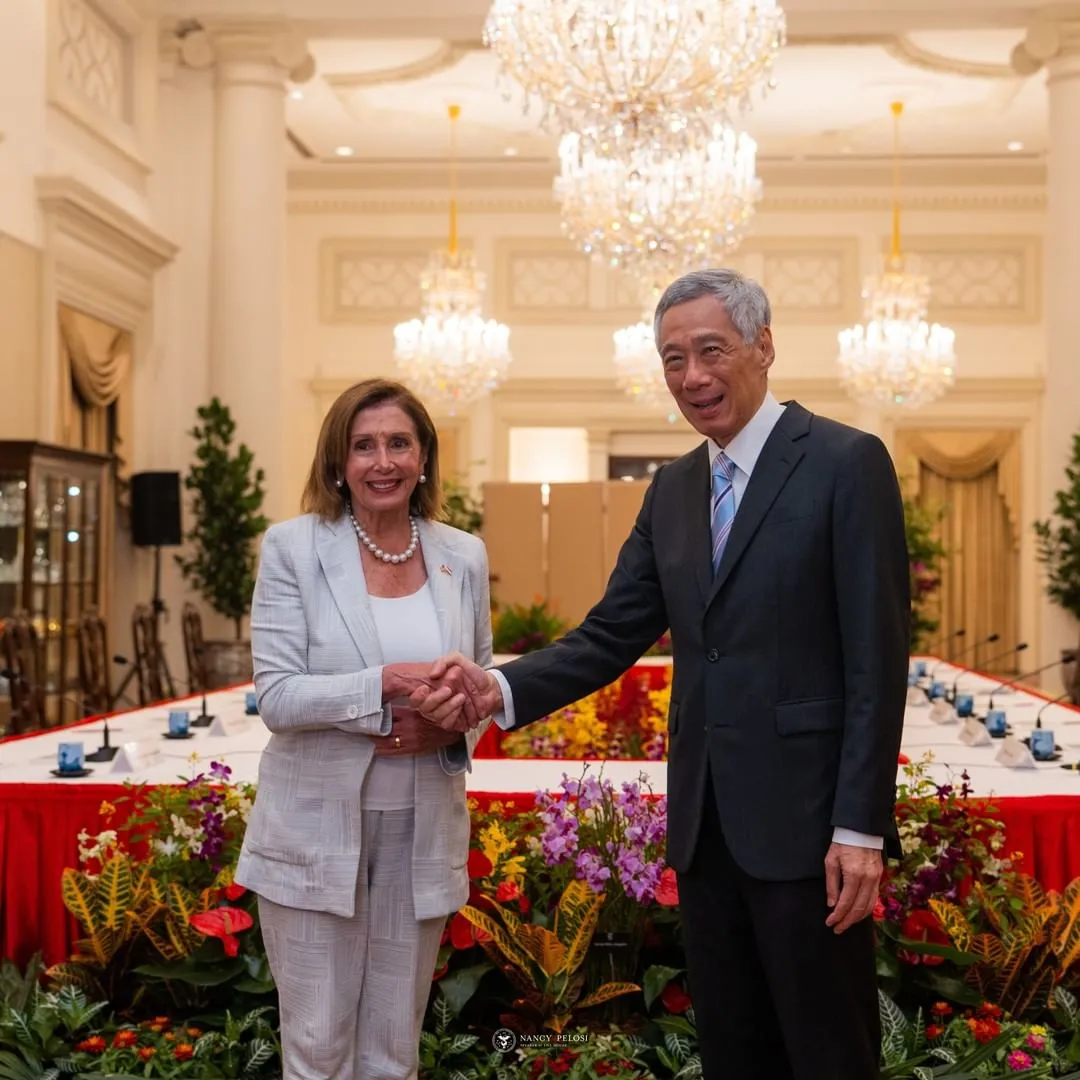 A presidente da Câmara dos Representantes, Nancy Pelosi, e o primeiro-ministro da Singapura, Lee Hsien Loong, no primeiro encontro oficial da viagem de Pelosi à Ásia, em 1º de agosto de 2022.