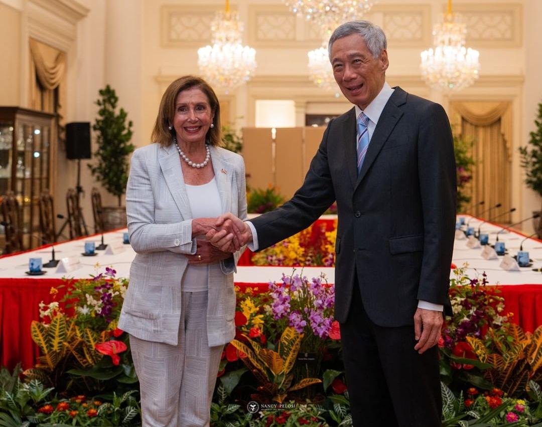A presidente da Câmara dos Representantes, Nancy Pelosi, e o primeiro-ministro da Singapura, Lee Hsien Loong, no primeiro encontro oficial da viagem de Pelosi à Ásia, em 1º de agosto de 2022.