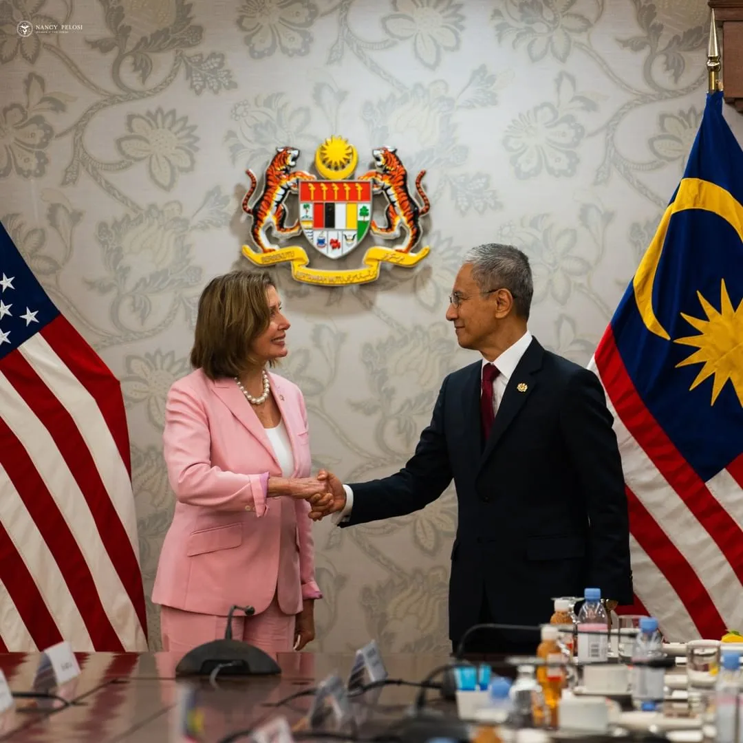 Pelosi ao lado do presidente Azhar Harun e outros membros da Câmara dos Representantes da Malásia em reunião bilateral