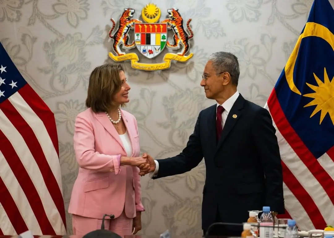 Pelosi ao lado do presidente Azhar Harun e outros membros da Câmara dos Representantes da Malásia em reunião bilateral