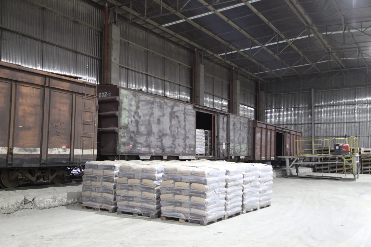 Os cimentos são paletizados e emplastificados antes do envio