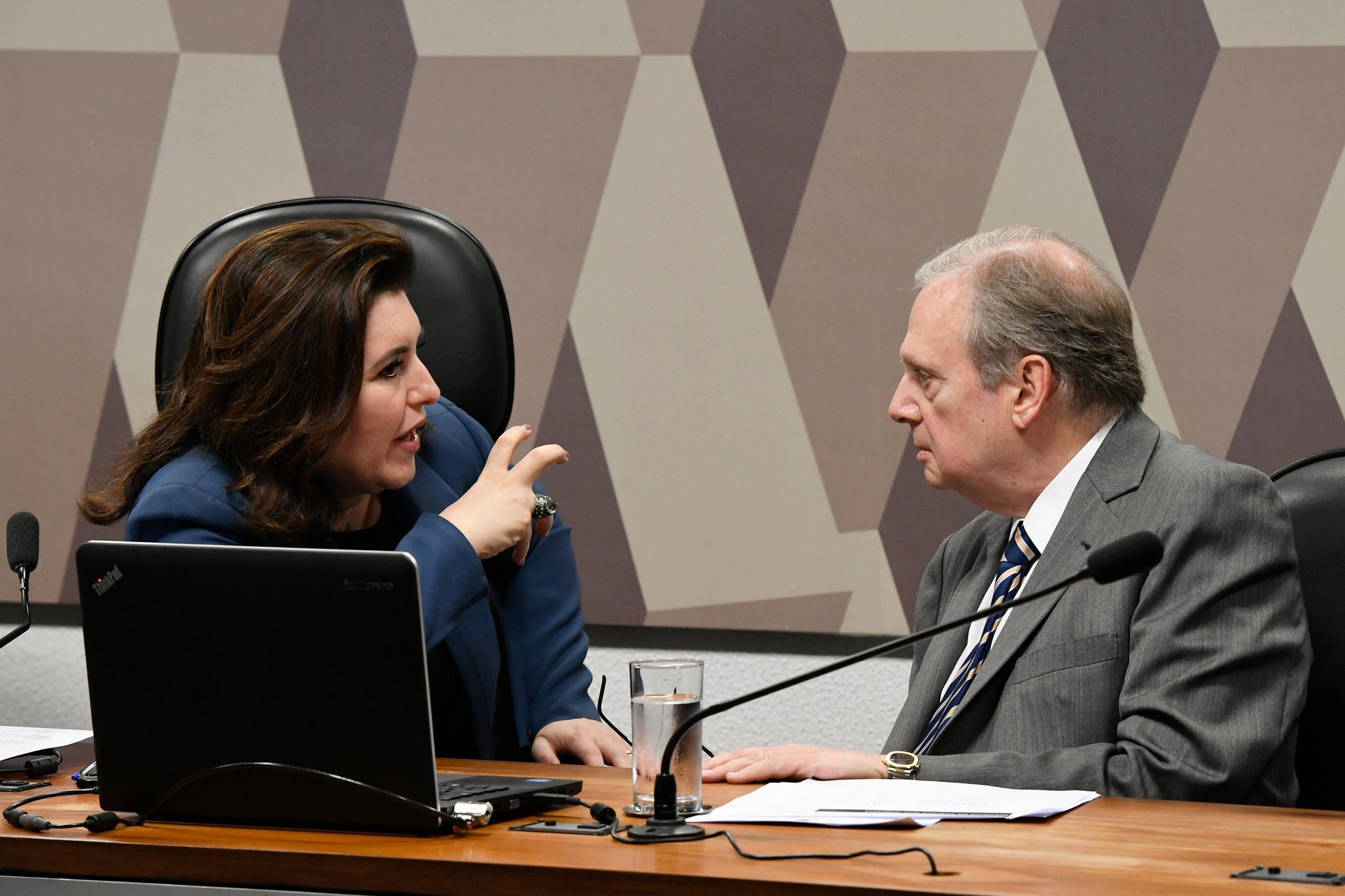 A senadora Simone Tebet gesticula enquanto conversa com o senador Tasso Jereissati.