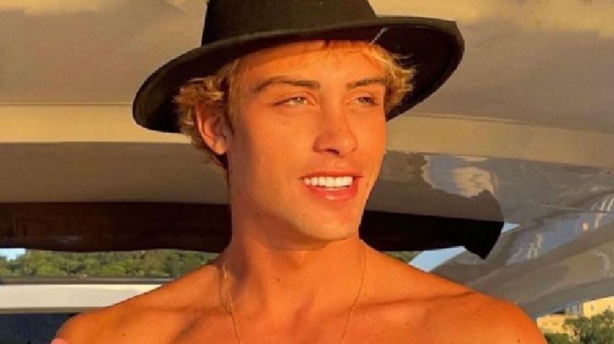 Bruno Krupp é um homem branco e loiro. Ele tem os olhos claros e usa um chapéu preto. Está sem camisa.