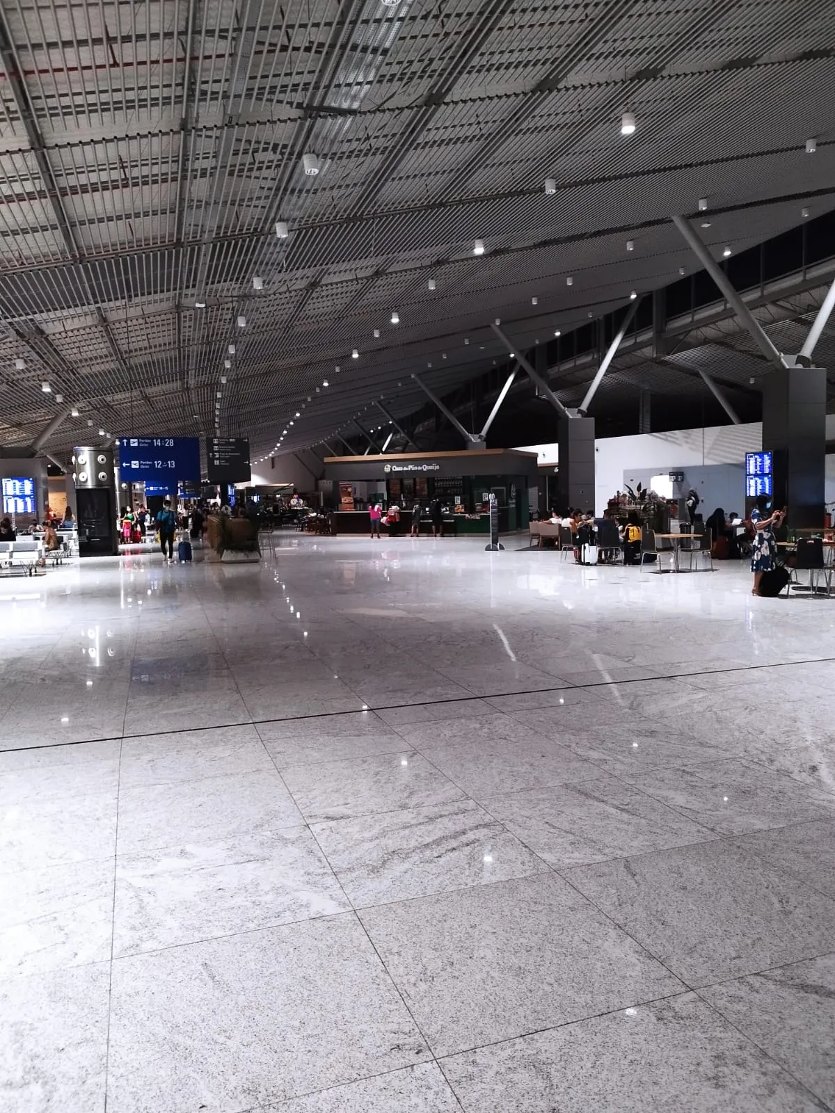 Saguão do Aeroporto de Fortaleza durante apagão nesta terça