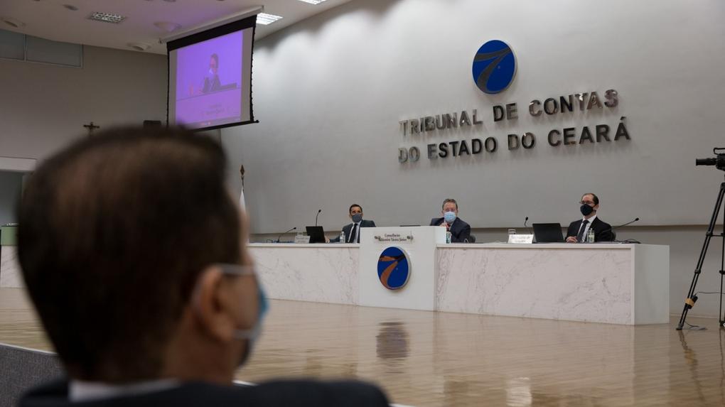 Homem de costas observa uma sessão no Tribunal de Contas do Ceará.