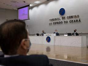 Homem de costas observa uma sessão no Tribunal de Contas do Ceará.