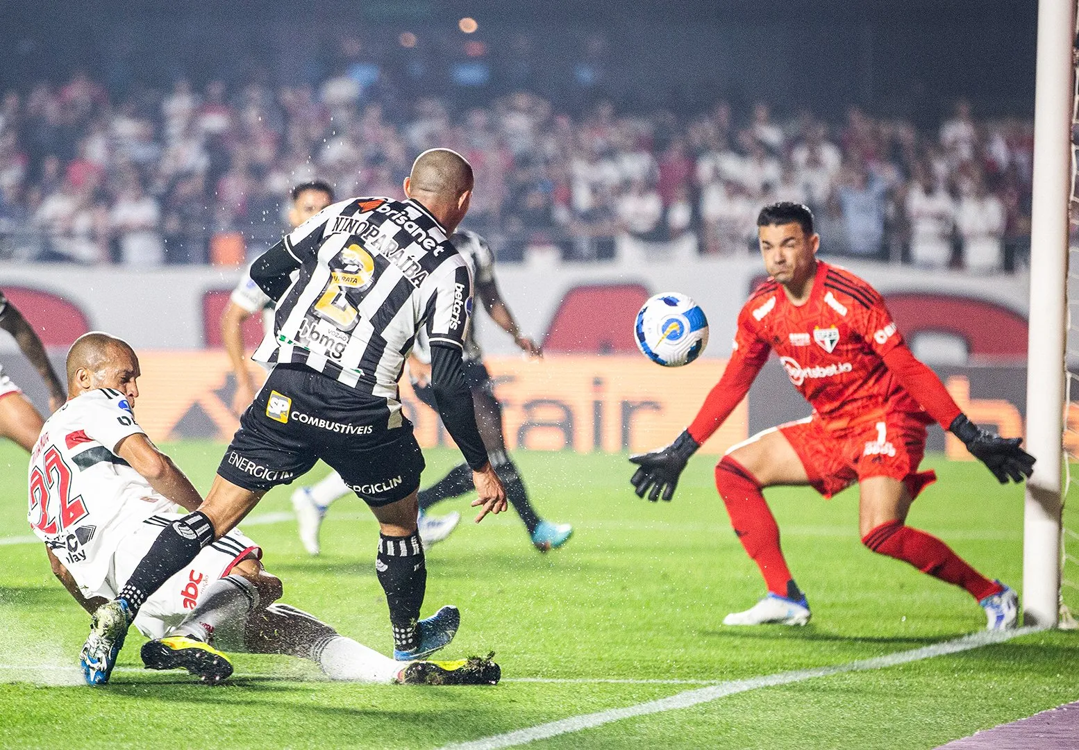 A melhor chance do Ceará no jogo foi a bola na trave de Nino Paraíba no 1º tempo