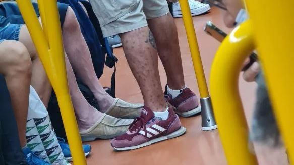 Passageiro no metrô de Madri