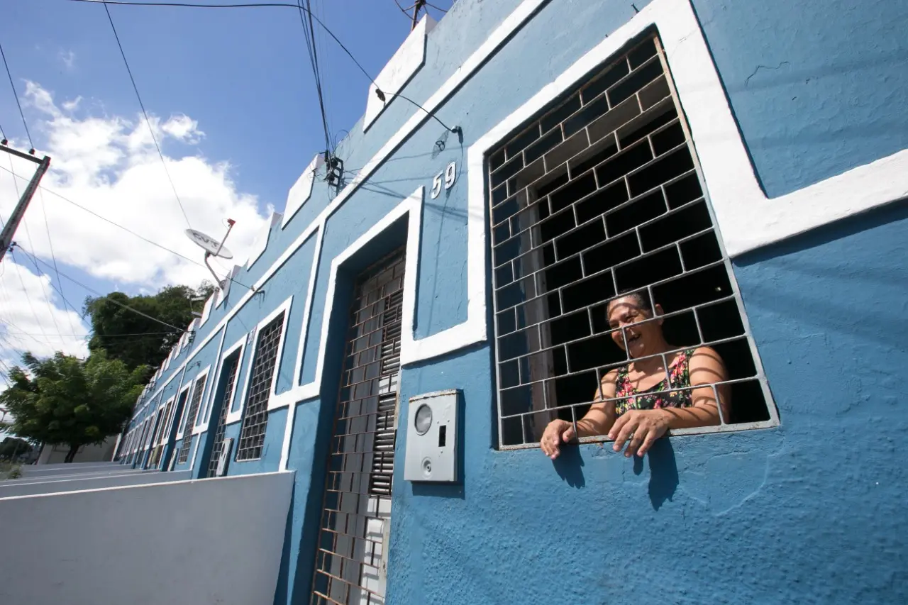 Foto mostra moradora de vila