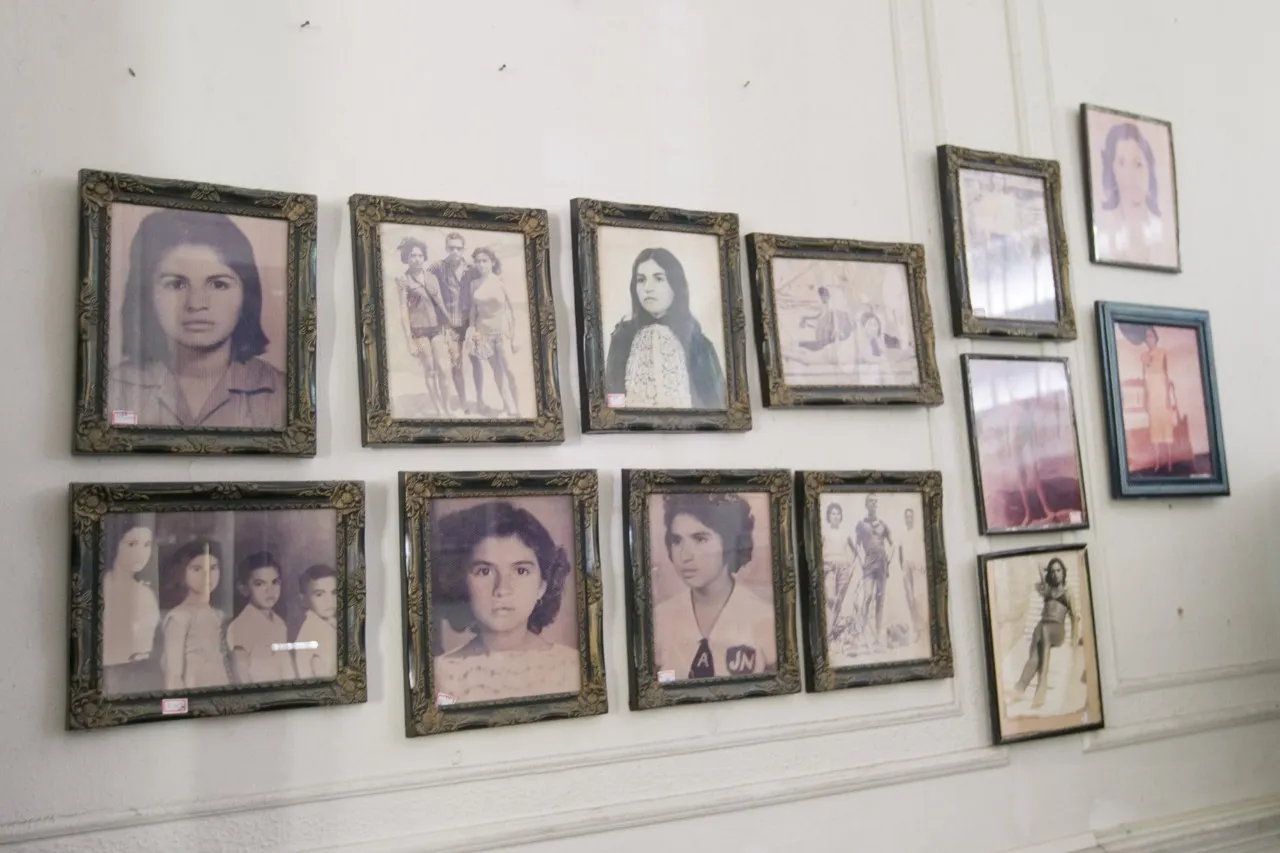 Memórias estão estampadas nas paredes da casa de Edna