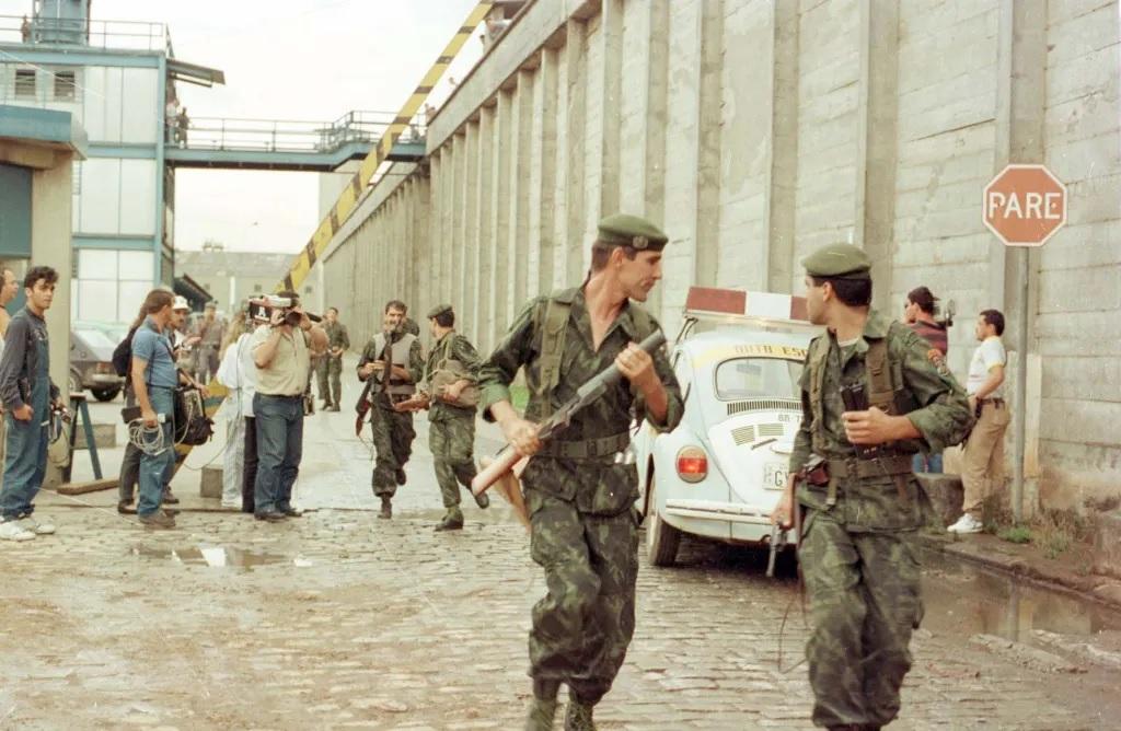 Militares correm em direção à Casa de Detenção 'Carandiru' após massacre, em 1992.