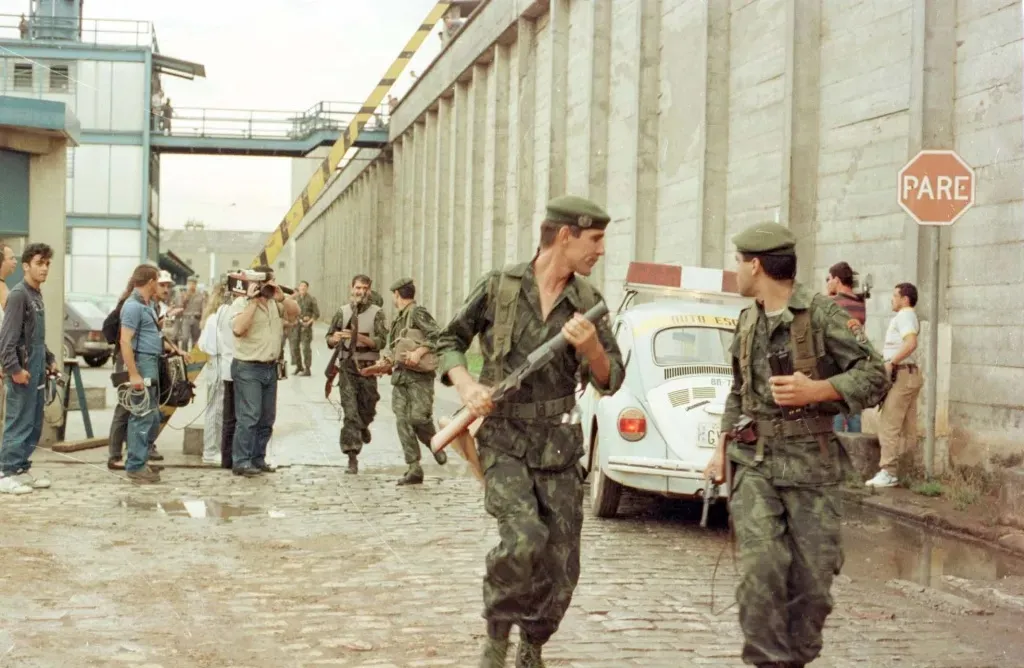 Militares correm em direção à Casa de Detenção 'Carandiru' após massacre, em 1992.