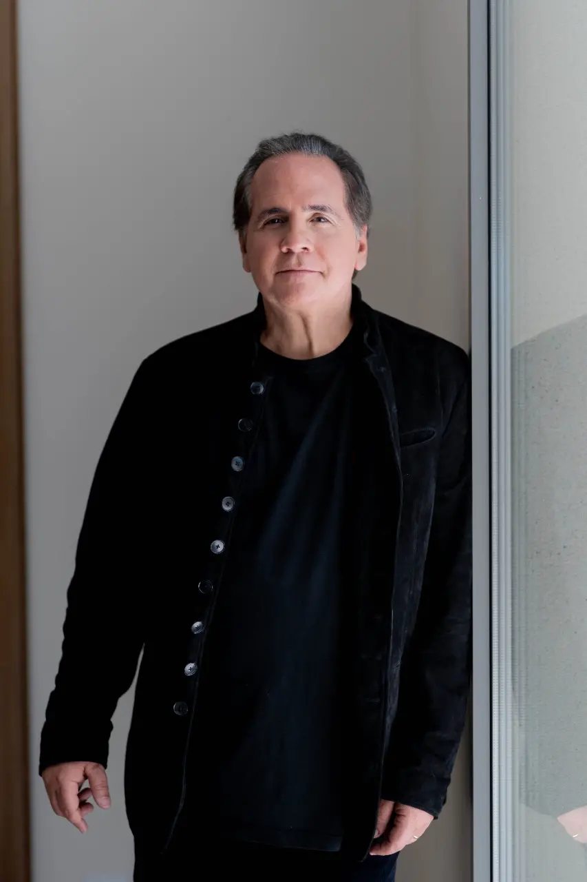 “Busquei montar um mosaico de ritmos ao reunir músicas que eu gosto e que têm entre si uma unidade. Me apropriei das canções e busquei trazer releituras”, conta o multi-instrumentista