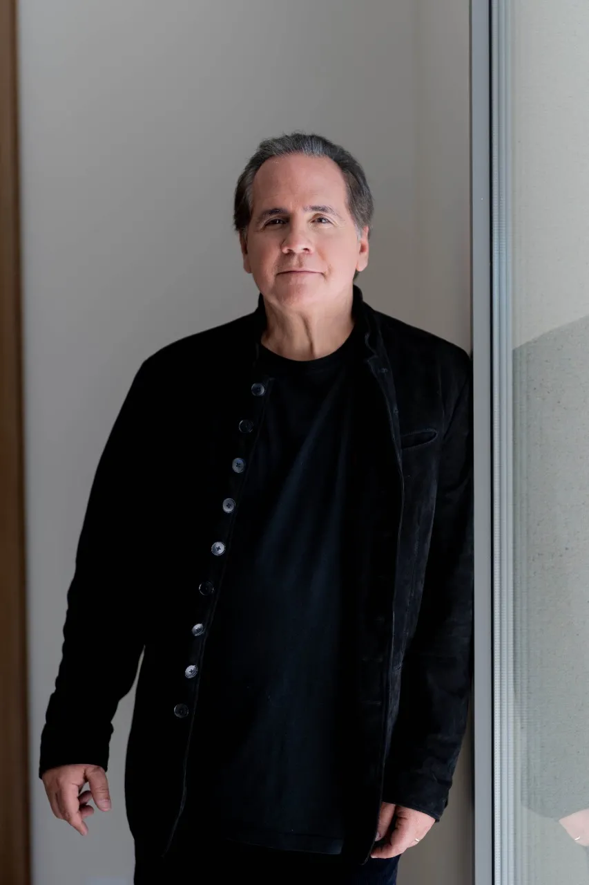 “Busquei montar um mosaico de ritmos ao reunir músicas que eu gosto e que têm entre si uma unidade. Me apropriei das canções e busquei trazer releituras”, conta o multi-instrumentista
