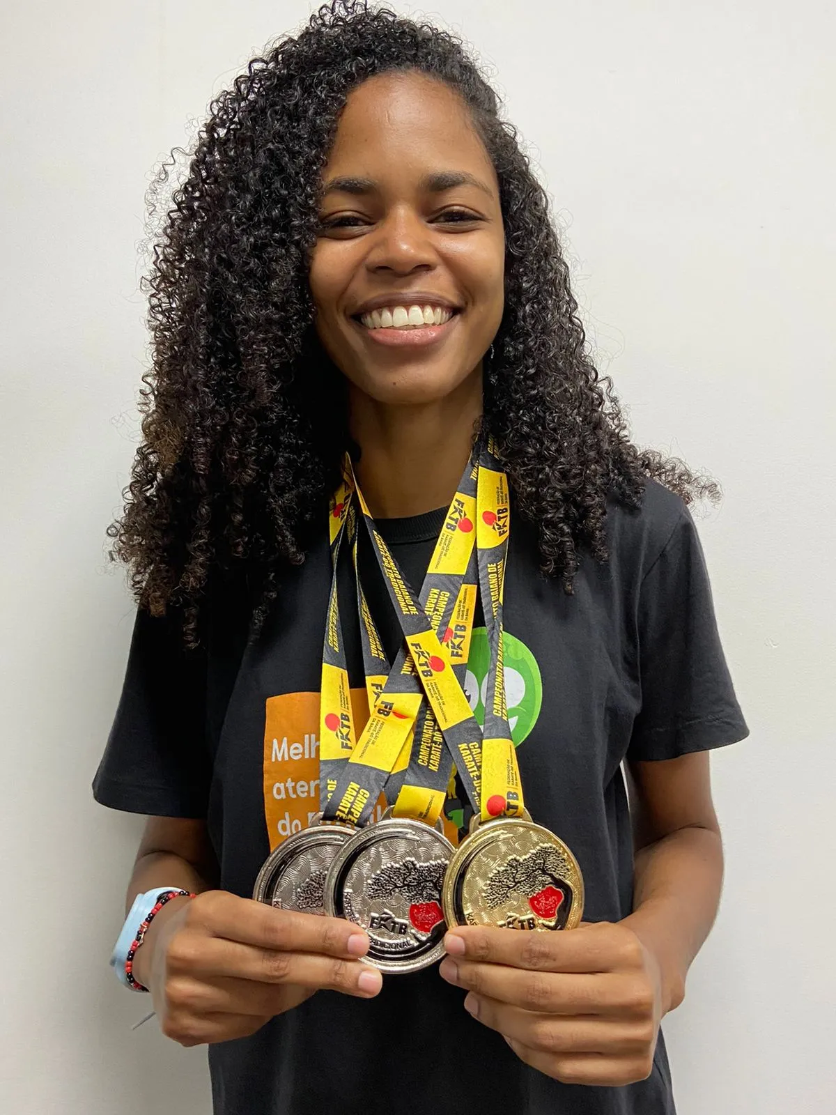 Atleta Adriele Menezes coleciona centenas de prêmios no Karatê