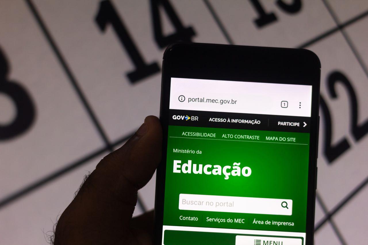 tela de celular com site do mec