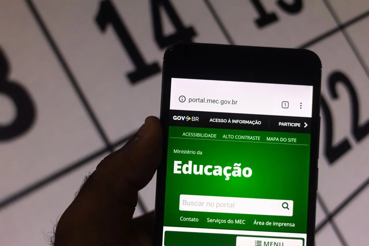 tela de celular com site do mec