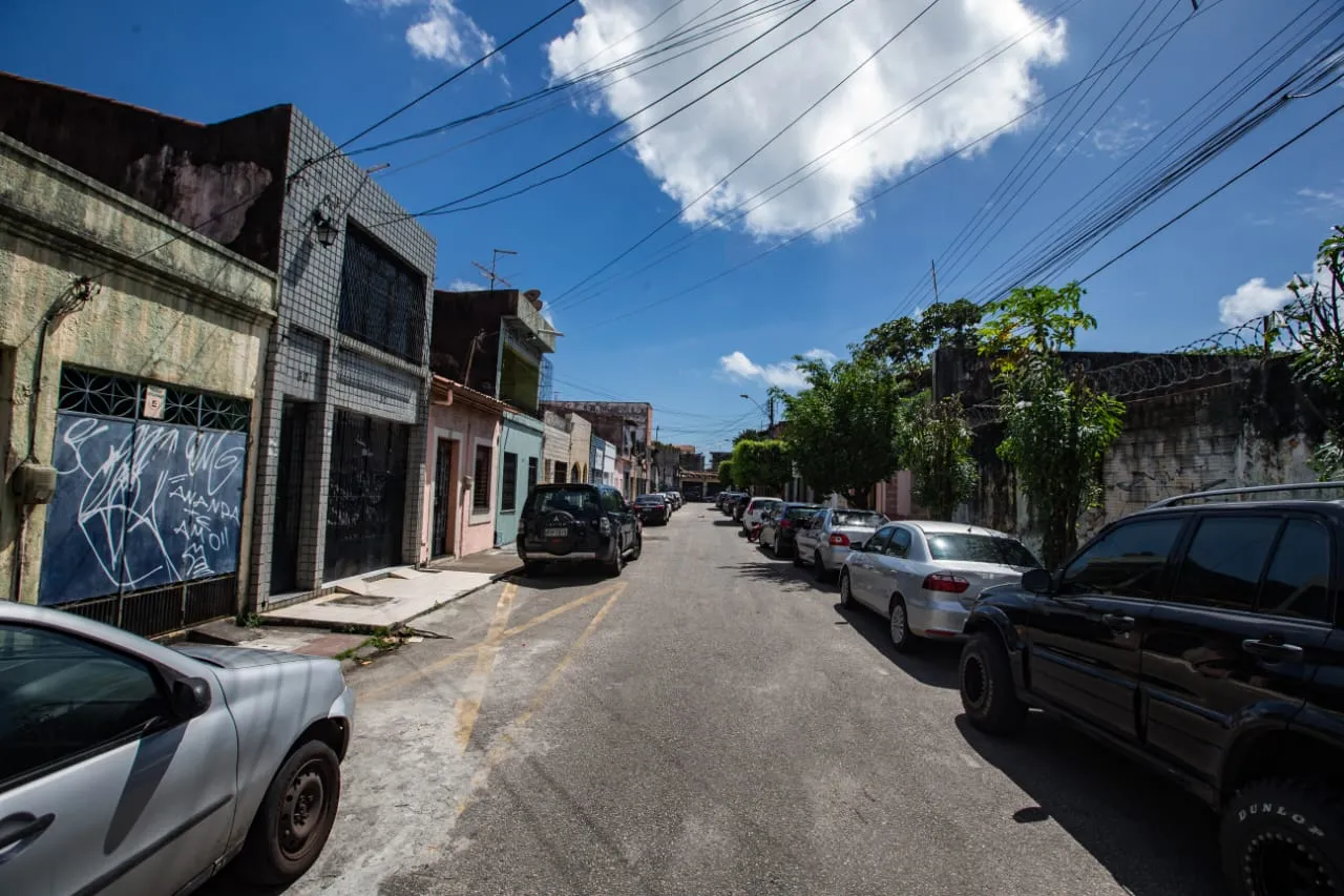 Carros tomam de conta da rua que um dia já foi uma vila onde crianças brincavam livremente na rua