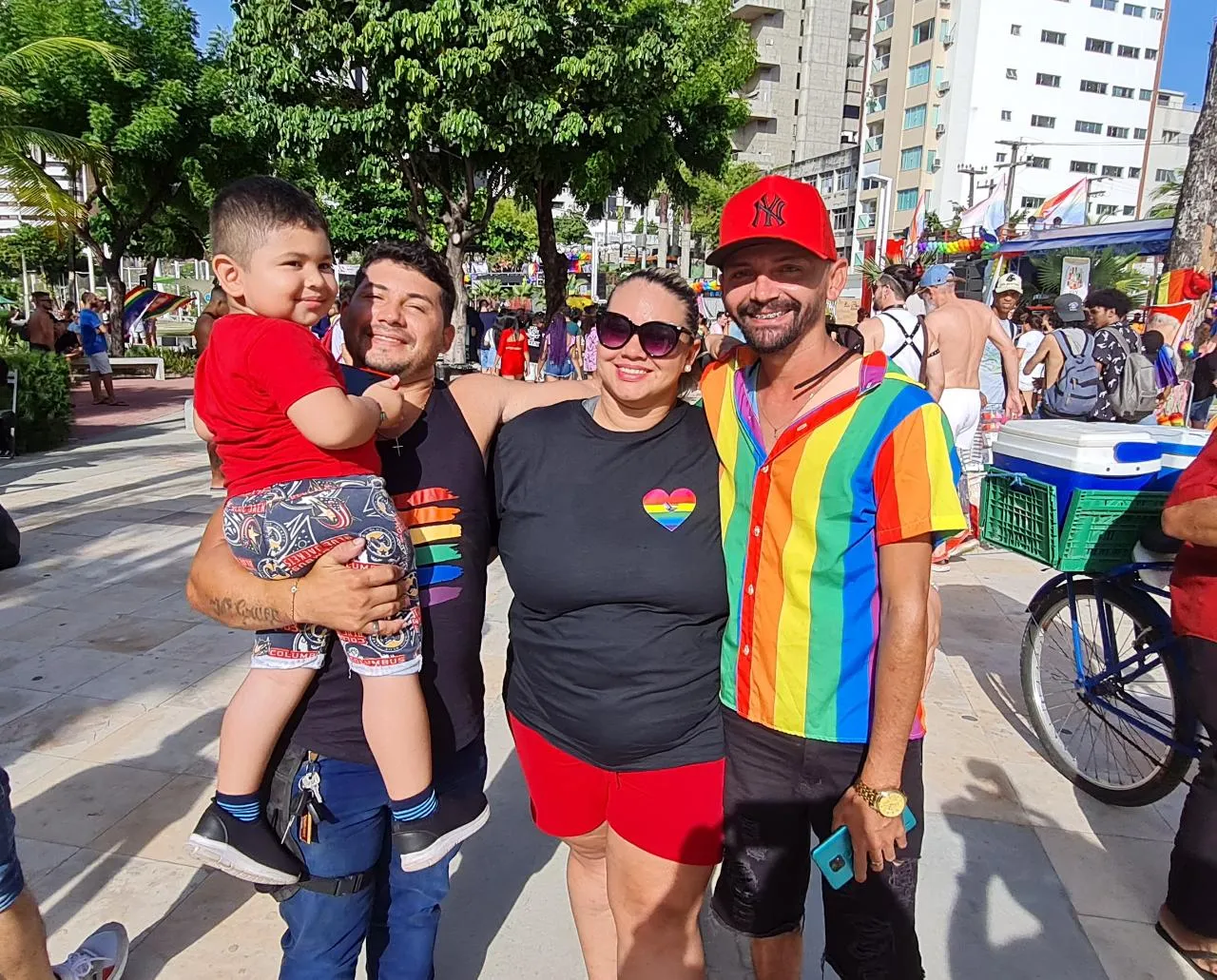 Railson Soares e Fabiana Soares, pais de Nicolas (3 anos),  levaram o pequeno à parada, acompanhados do amigo da família Anderson Castro