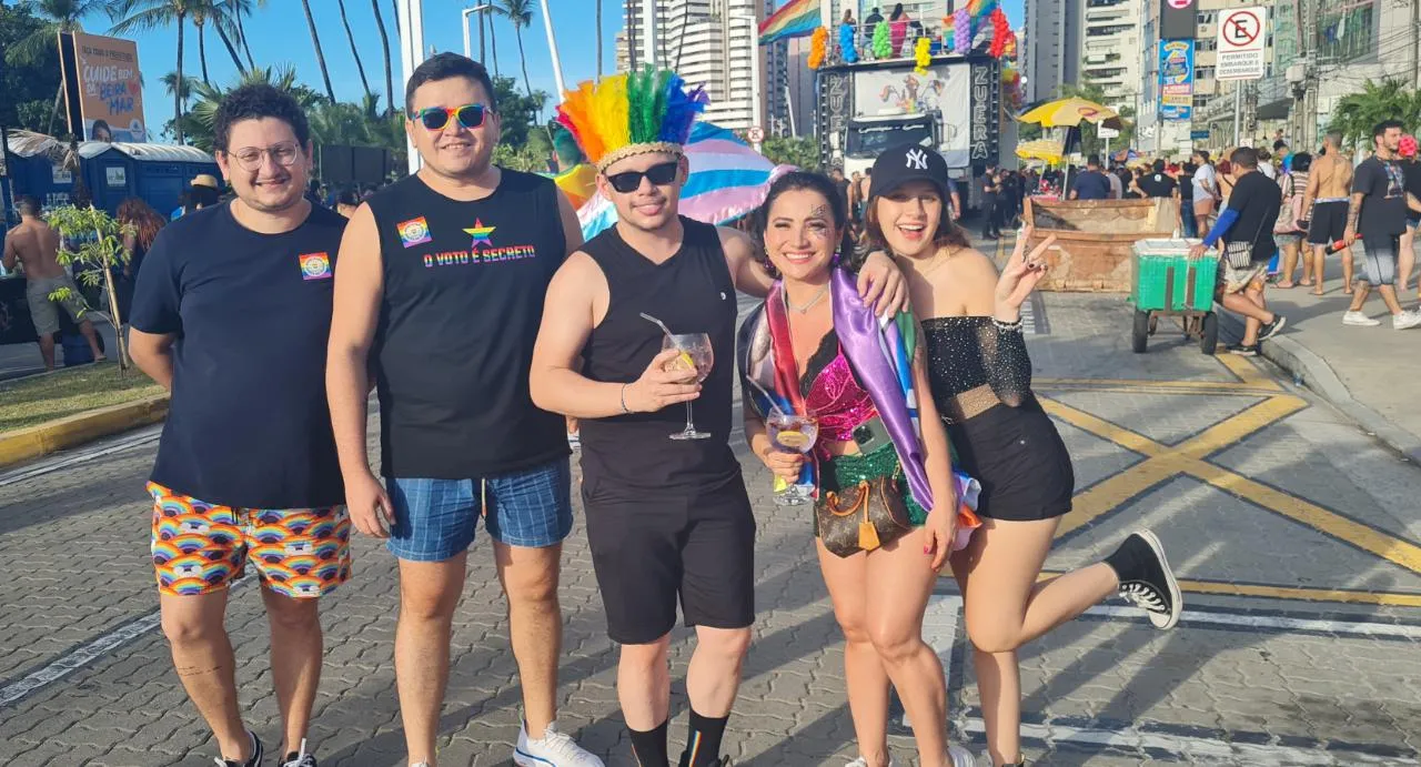 Os turistas de Brasília Fagner Ribeiro, Rafael Moraes,  Nonato Ribeiro,  Márcia Costa e Letícia Costa aproveitaram a passagem pela Capital cearense e compareceram à parada