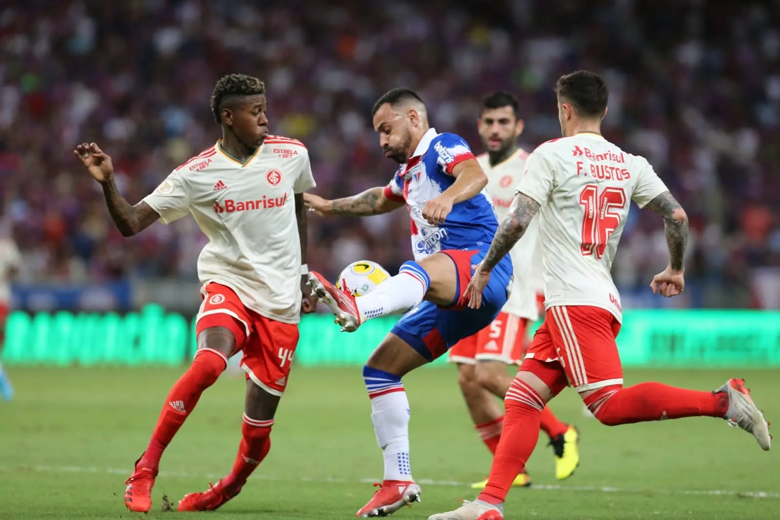 Imagem da trave da Arena Castelão no jogo Fortaleza x Internacional