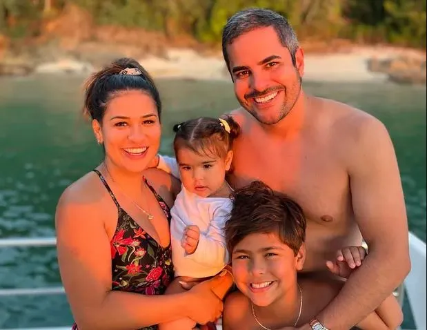 Diniz postou foto ao lado da esposa e dos filhos Henry e Zaya