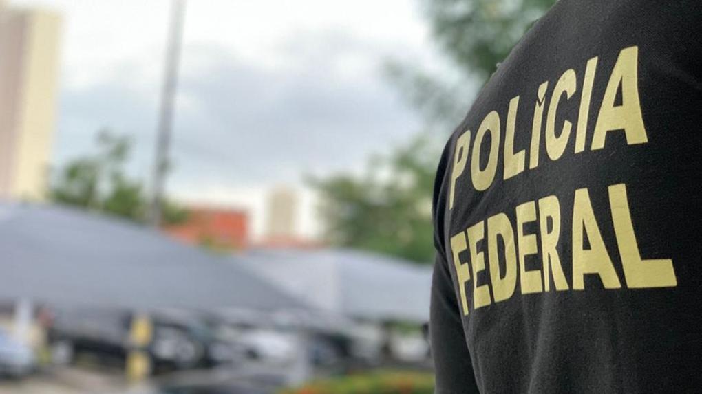 Além do mandado de prisão preventiva, 22 policiais federais também cumpriram três mandados de busca e apreensão