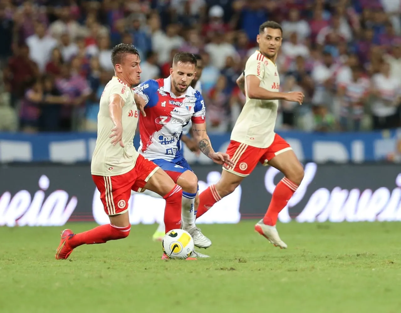 O volante Lucas Sasha em ação pelo Fortaleza