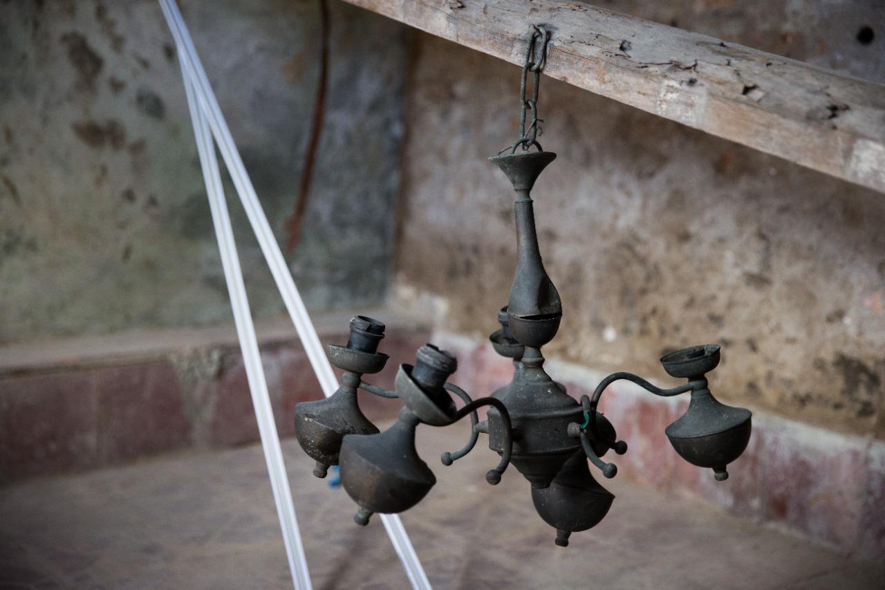 Lustre encontrado no porão do casarão histórico em Fortaleza