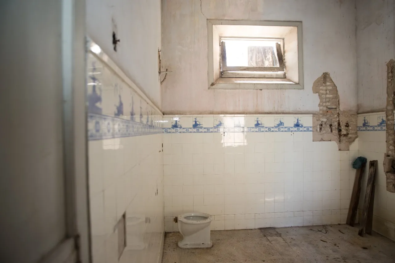 Banheiro principal do casarão histórico tinha dois vasos sanitários e uma banheira, e chama atenção pela amplitude