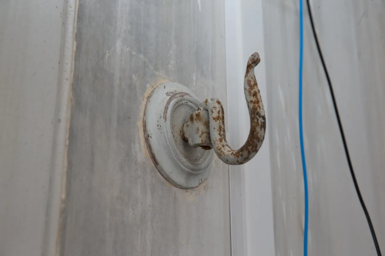 Formato e fixação dos armadores de rede indicam que eles têm mais de 100 anos, segundo arquitetos que visitaram o casarão