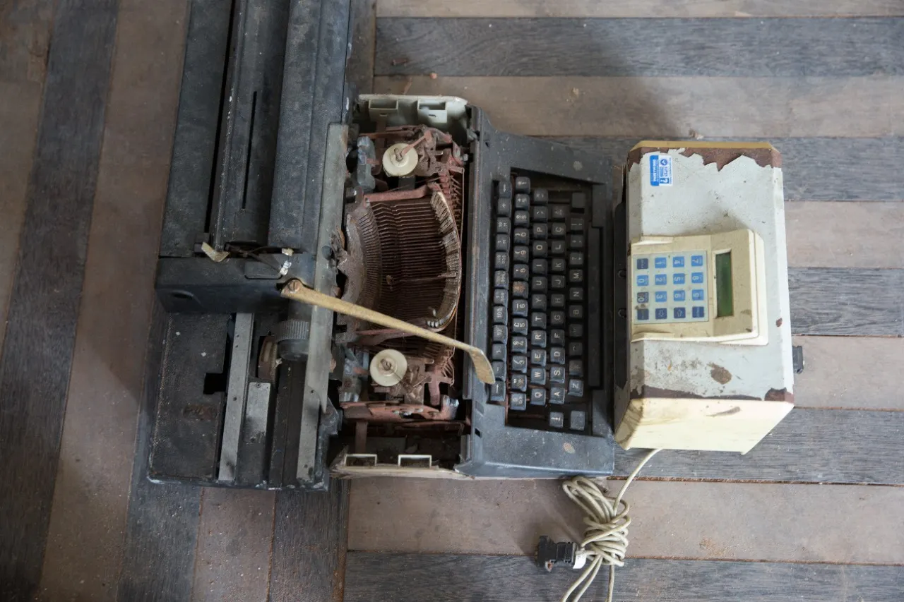 Pilar tem recebido antiguidades de presente de amigos, desde que iniciou a restauração do casarão; na imagem, uma máquina de datilografia